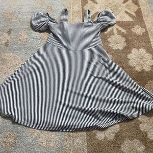 This Zara Dress is a size 9 with a black and white pattern going down the dress.